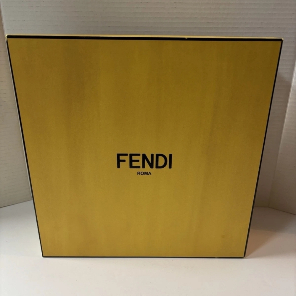 New Authentic Fendi Tan Calfskin Sunshine Tote with Tortoise Shell Handles - Picture 10 of 11